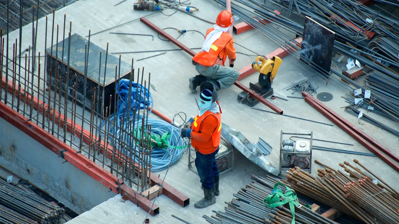 Équipe de terrain engagée sur un chantier de restauration patrimoniale