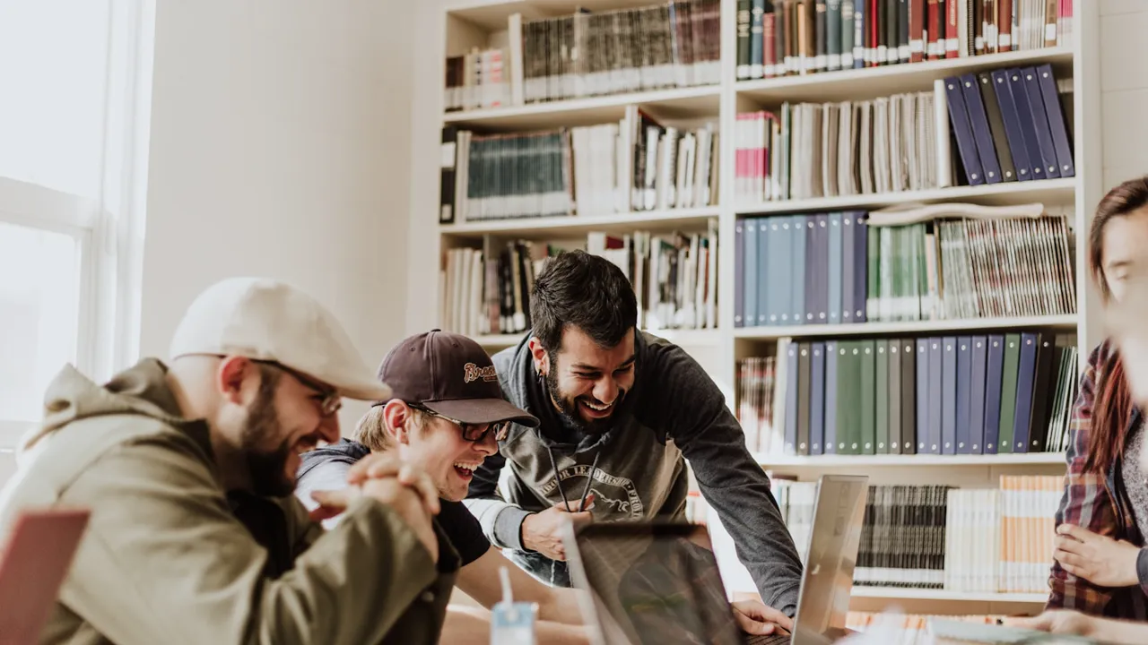 Jeunes apprenants découvrant les métiers manuels du bois en atelier